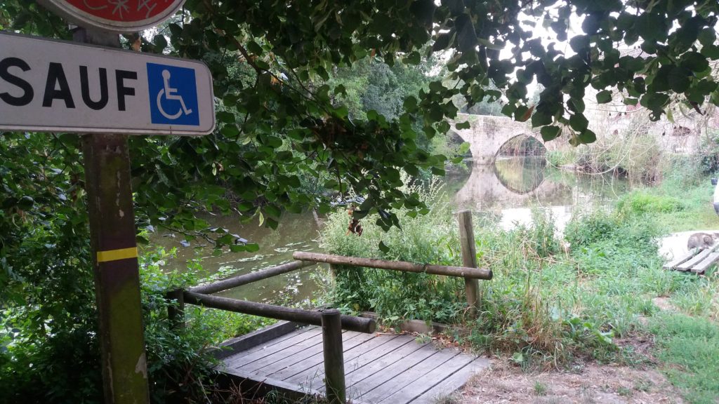 A Clisson (44), un coin de pêche aménagé en bordure de la Sèvre nantaise.